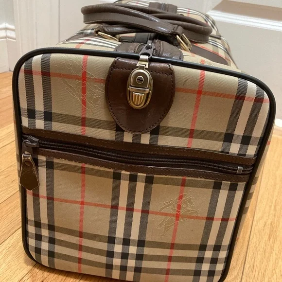 Burberrys Duffle Travel Bag - Picture 7 of 12